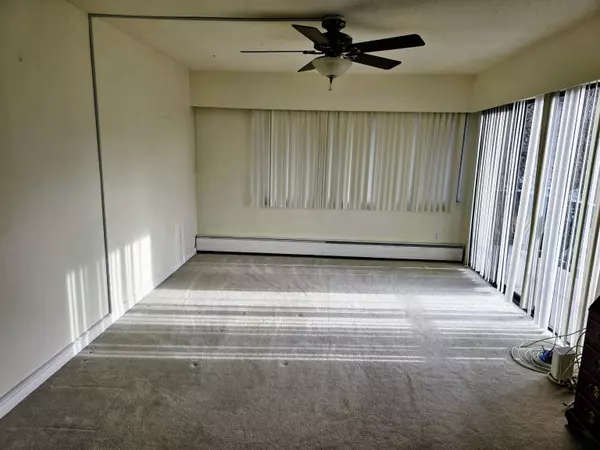 North Vancouver, BC V7L 2R3,214 E 15th ST #208