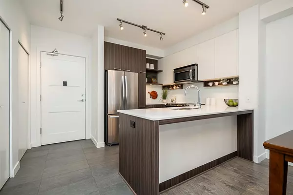 Coquitlam, BC V3J 0B5,553 Foster AVE #313