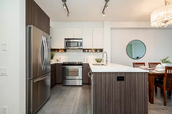 Coquitlam, BC V3J 0B5,553 Foster AVE #313