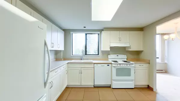 Burnaby, BC V5H 4J4,6282 Kathleen AVE #901