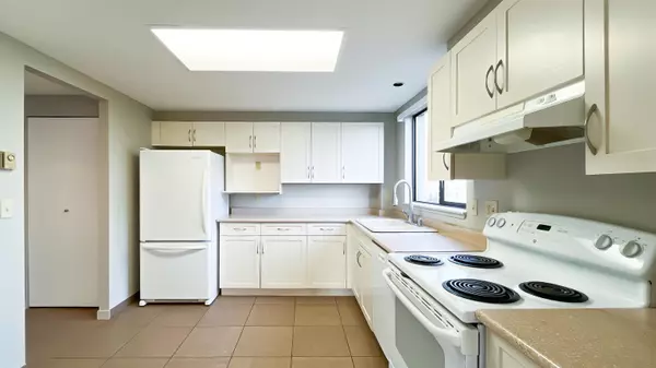 Burnaby, BC V5H 4J4,6282 Kathleen AVE #901