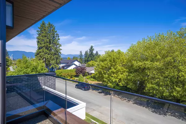 New Westminster, BC V3L 4N3,827 Chestnut ST