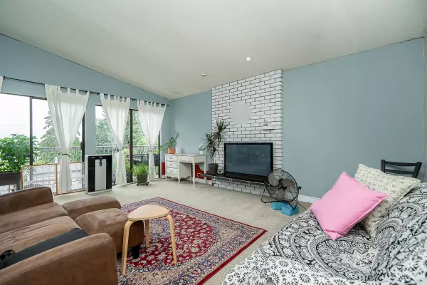 Coquitlam, BC V3C 3N5,992 Saddle ST