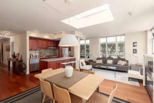 Vancouver, BC V6B 8R2,988 Richards ST #PH803