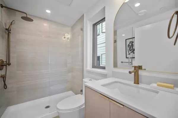 Vancouver, BC V5R 2S6,2339 E 34th AVE #208