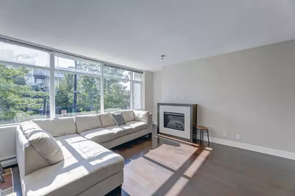 1320 Chesterfield AVE #1xx, North Vancouver, BC V7M 0A6