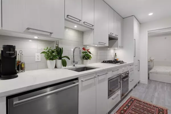 North Vancouver, BC V7P 1Y2,2035 Glenaire DR #124