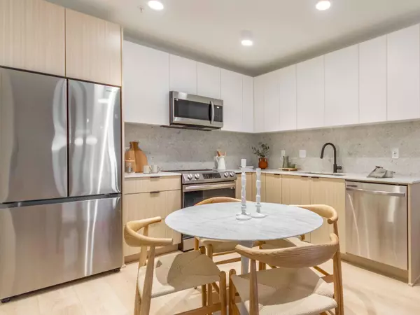 Surrey, BC V0V 0V0,13455 94a AVE #201