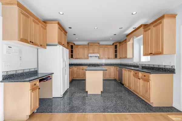 North Vancouver, BC V7N 2H9,213 W 28th ST