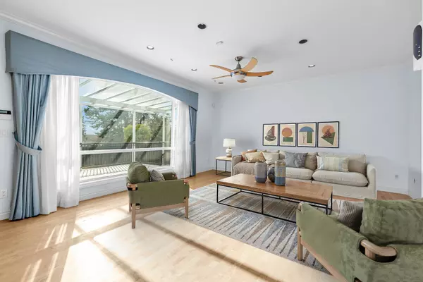 North Vancouver, BC V7N 2H9,213 W 28th ST