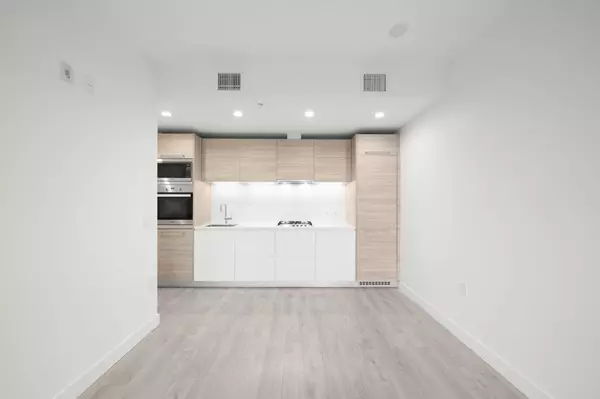 Vancouver, BC V5Z 0J3,523 W King Edward AVE #301