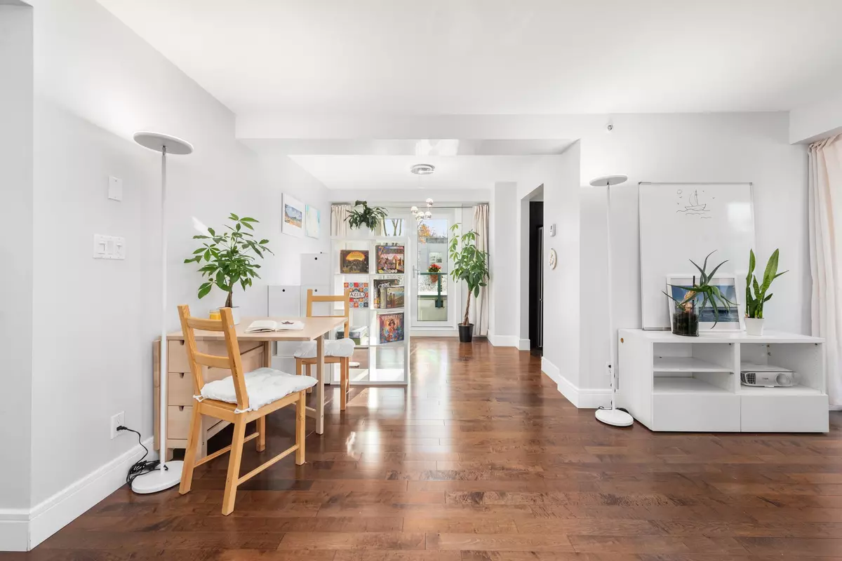 Vancouver, BC V6H 4C3,2988 Alder ST #206