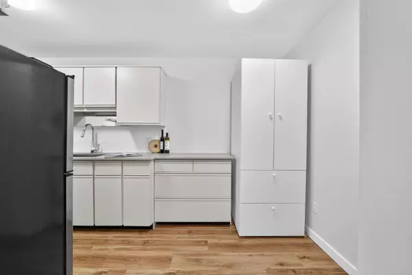 Burnaby, BC V3N 4K2,9202 Horne ST #206