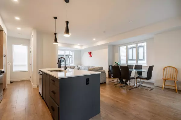 Surrey, BC V3R 0S1,10527 155 ST #13