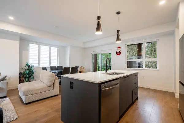 Surrey, BC V3R 0S1,10527 155 ST #13