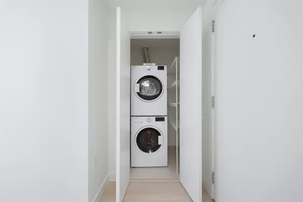 13675 107a ST #402 Surrey, BC V3T 0X2