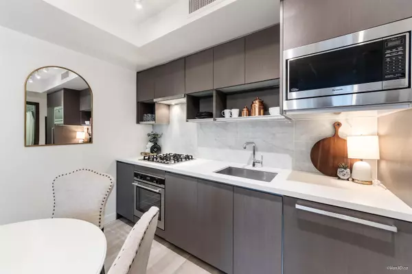 Vancouver, BC V6B 0P4,68 Smithe ST #912