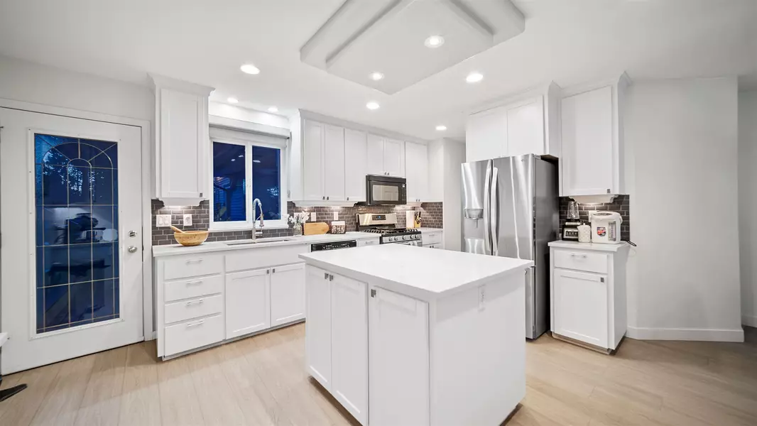 21124 Glenwood AVE, Maple Ridge, BC V2X 8K5