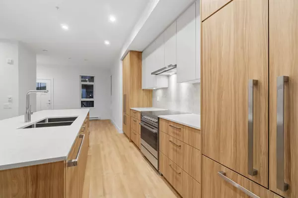 North Vancouver, BC V7J 0G3,2320 Emery CT #107