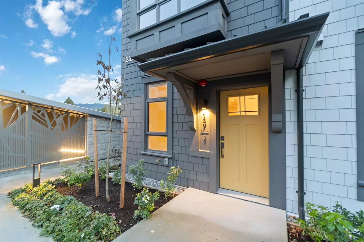 North Vancouver, BC V7J 0G3,2320 Emery CT #107