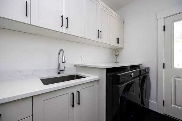 1028 Calverhall ST North Vancouver, BC V7L 1Y3