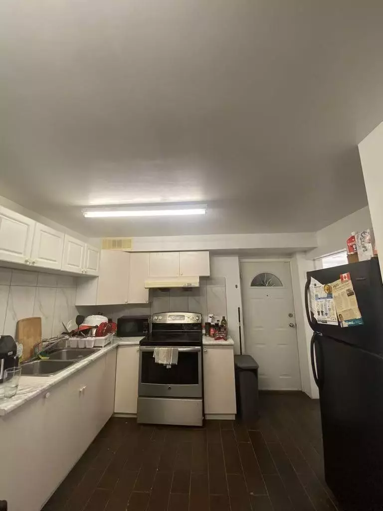 Burnaby, BC V5A 1P3,7192 Paulus CRES #Ground-Level