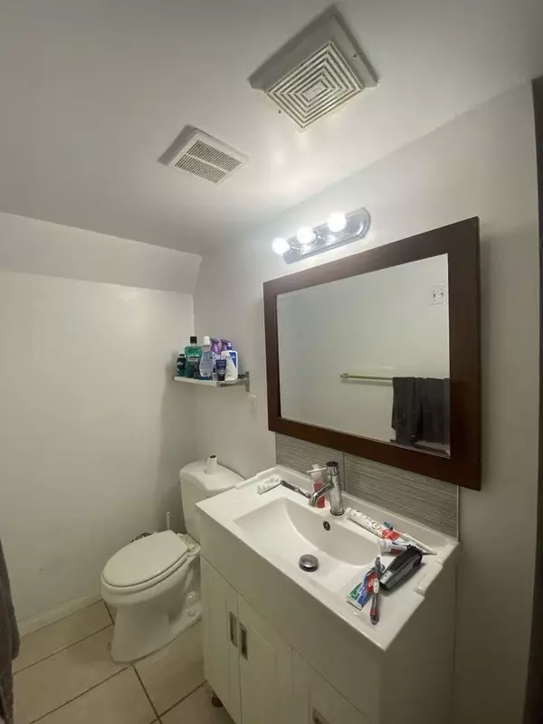 Burnaby, BC V5A 1P3,7192 Paulus CRES #Ground-Level