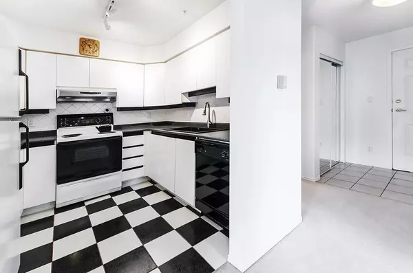 1085 W 17th ST #206 North Vancouver, BC V7P 3R3