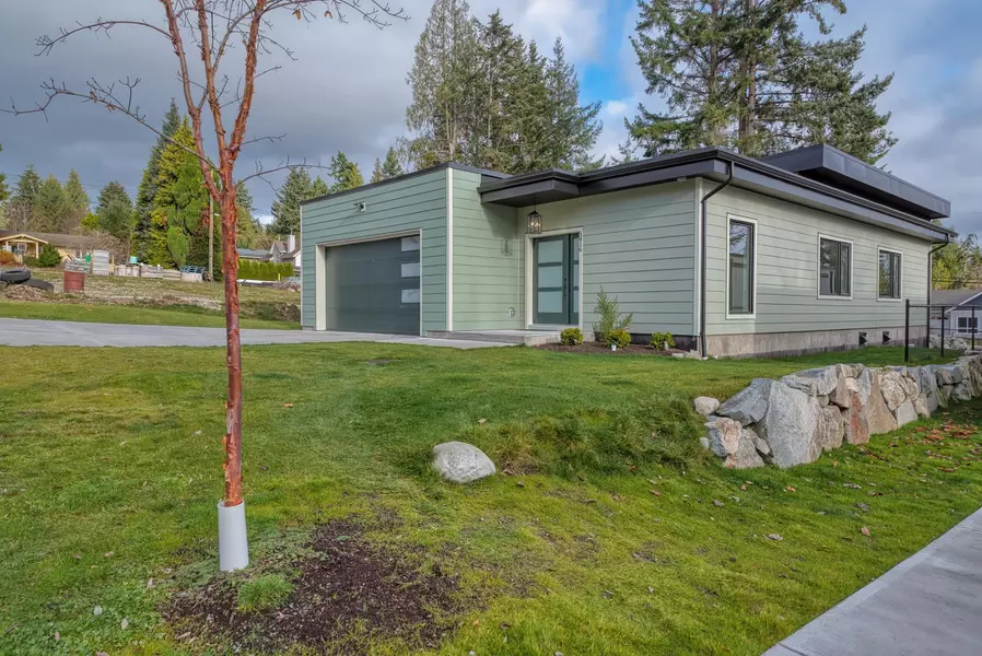 5416 Stellar WAY, Sechelt, BC V7Z 0M1