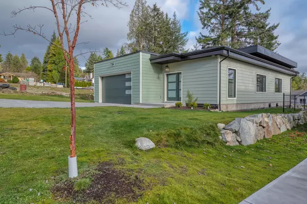 5416 Stellar WAY, Sechelt, BC V7Z 0M1