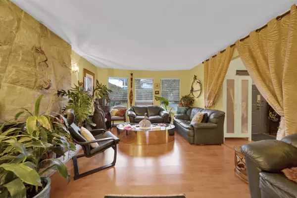 Burnaby, BC V3N 3Y6,7893 Cumberland ST