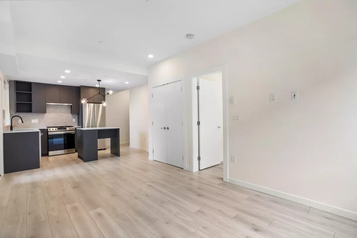 Langley, BC V3A 8S5,7920 206 ST #301