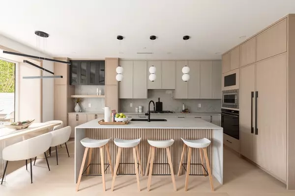 475 W 20th AVE #2, Vancouver, BC V5Y 2C7