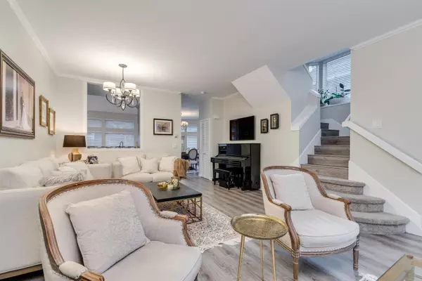 North Vancouver, BC V7L 1P4,233 E 6th ST #4