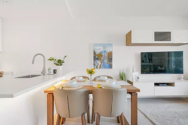 711 W 14th ST #410 North Vancouver, BC V7M 3E8