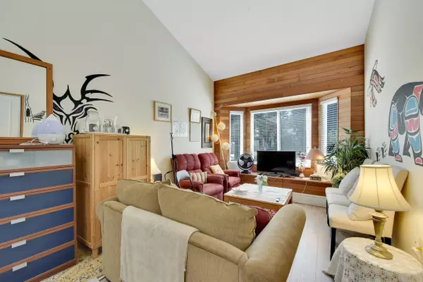 White Rock, BC V4B 2S5,15835 Russell AVE