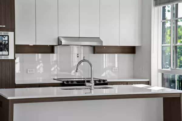 Coquitlam, BC V3J 0B5,553 Foster AVE #301