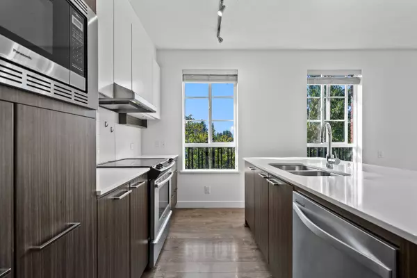 Coquitlam, BC V3J 0B5,553 Foster AVE #301