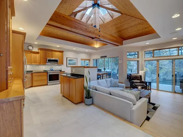 Halfmoon Bay, BC V7Z 1B5,9195 Truman RD