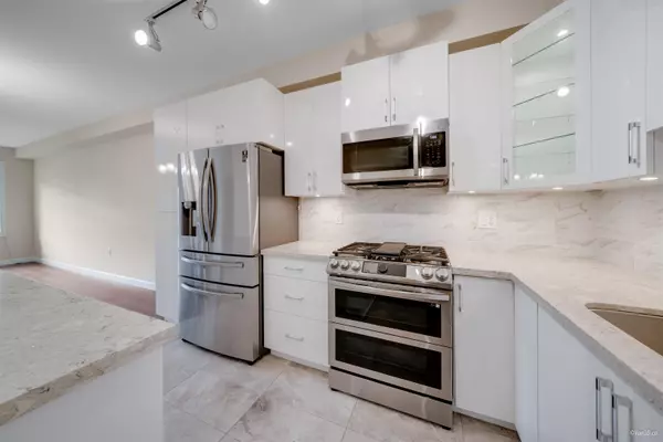 Langdale, BC V2Y 3L7,8561 203a ST #305