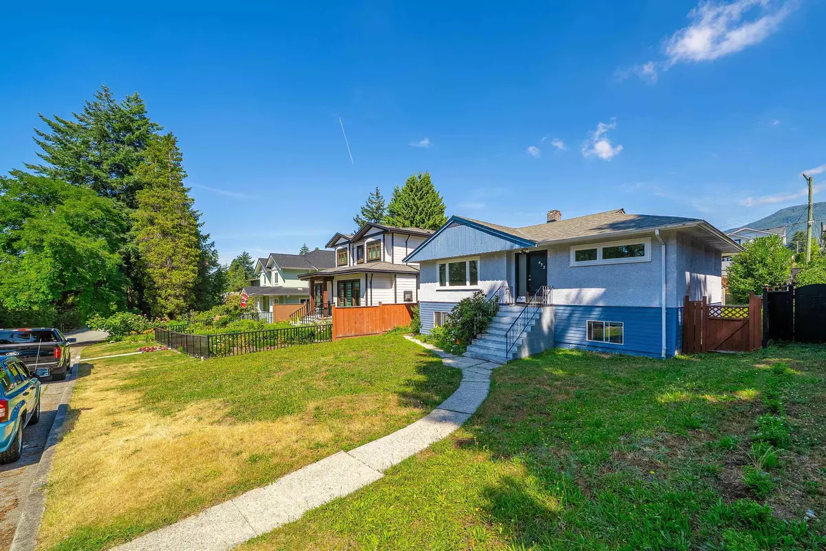 North Vancouver, BC V7N 2G2,432 W 25th ST