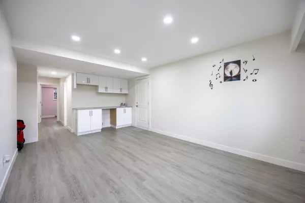 Burnaby, BC V5C 3E6,3881 Napier ST