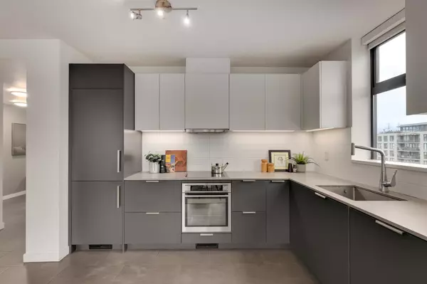 Vancouver, BC V6B 0L2,66 W Cordova ST #1102