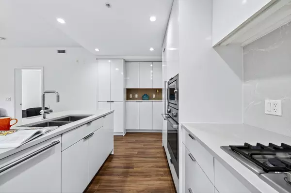 Vancouver, BC V5X 2Y7,7928 Yukon ST #205