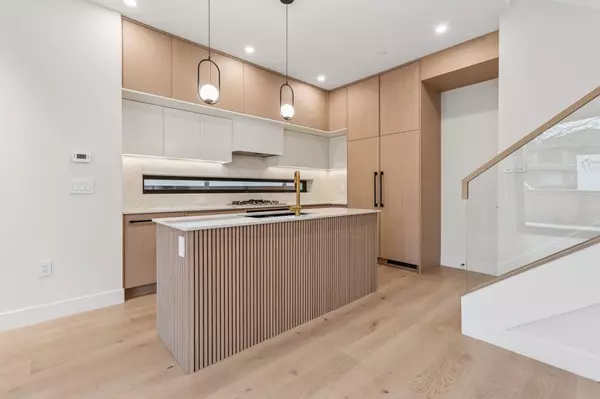 448 W 20th AVE #1 Vancouver, BC V5Y 2C8