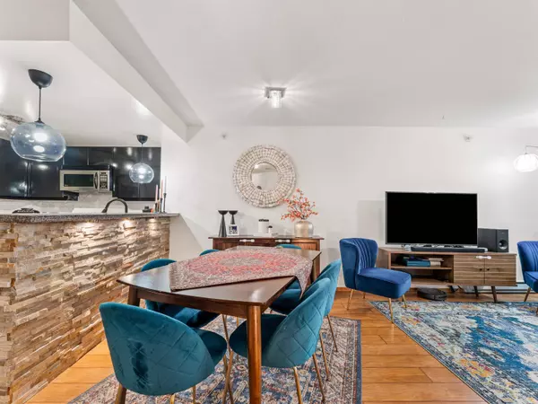 Vancouver, BC V6E 4T1,1328 W Pender ST #306