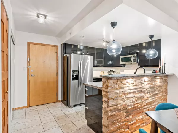 Vancouver, BC V6E 4T1,1328 W Pender ST #306