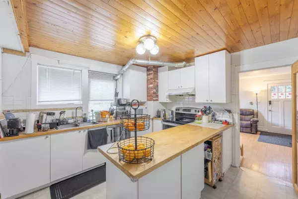 634 Rochester AVE, Coquitlam, BC V3K 2V7