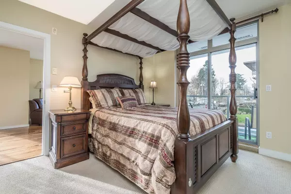 Surrey, BC V4B 1E5,15777 Marine DR #204