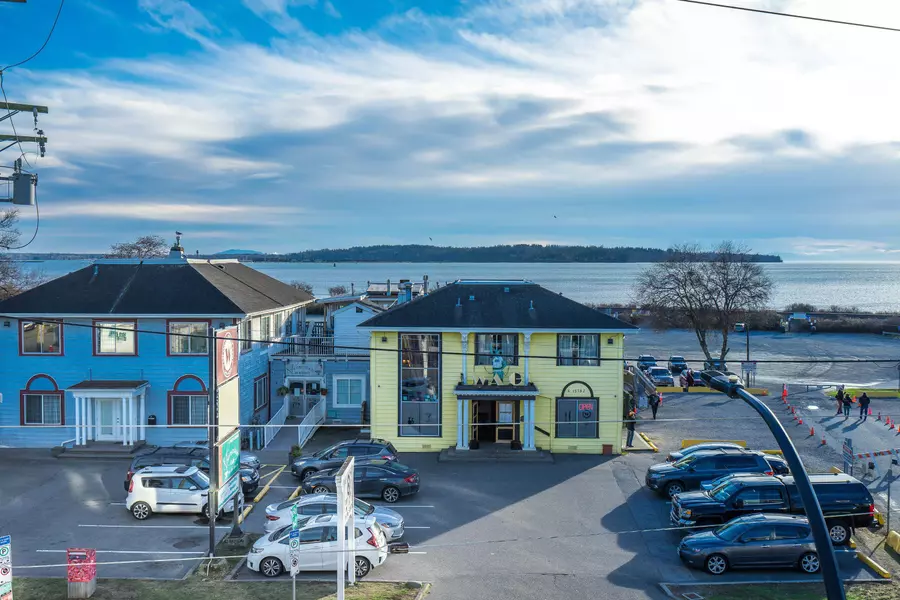 15777 Marine DR #204, Surrey, BC V4B 1E5